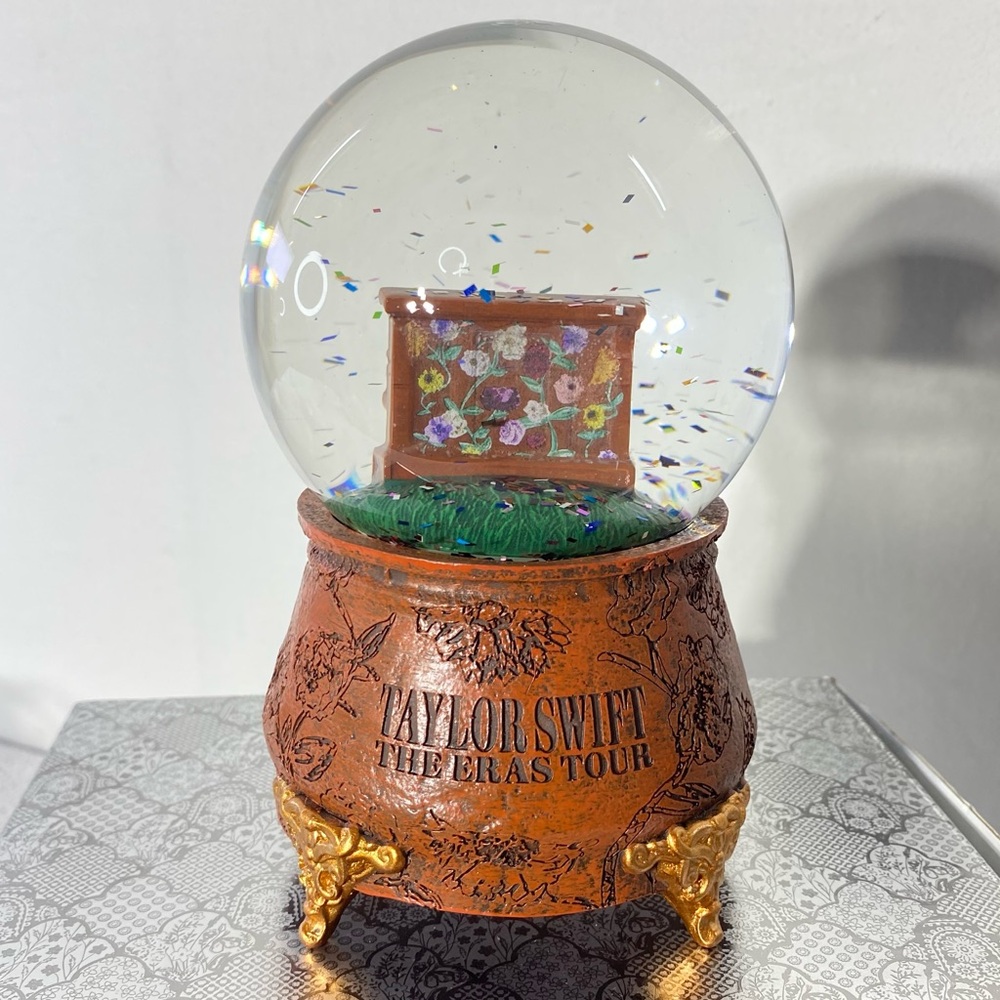 Taylor Swift The Eras Tour Acoustic Piano Snow Globe NIB - Picture 3 of 17